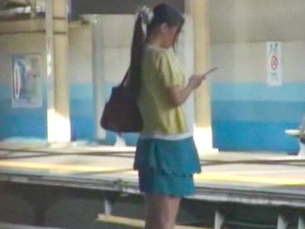 【素人痴漢】清楚なお姉さんが電車の中で手マンで潮吹き…複数の肉棒で凌辱男汁まみれ…激ピストンでガマンできず中出し！