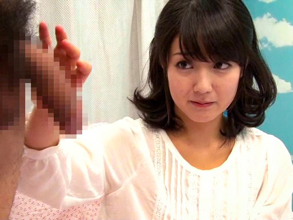 【素人ナンパ】童貞くんの勃起チンポを恥ずかしがりながらなめ